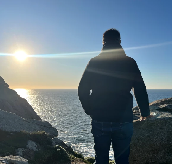 Anxo Sánchez mirando ao mar