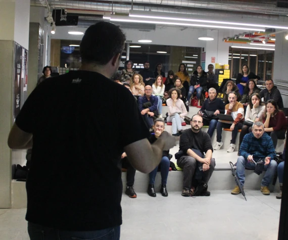 Anxo Sánchez dando unha charla en EscolaWP