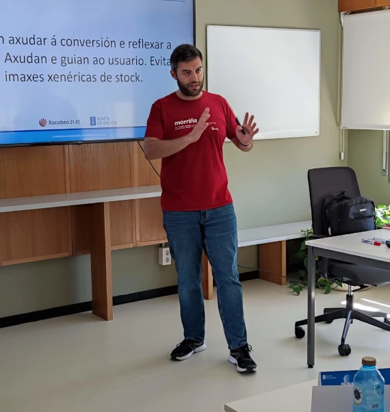 Anxo Sánchez dando unha charla en Turislab